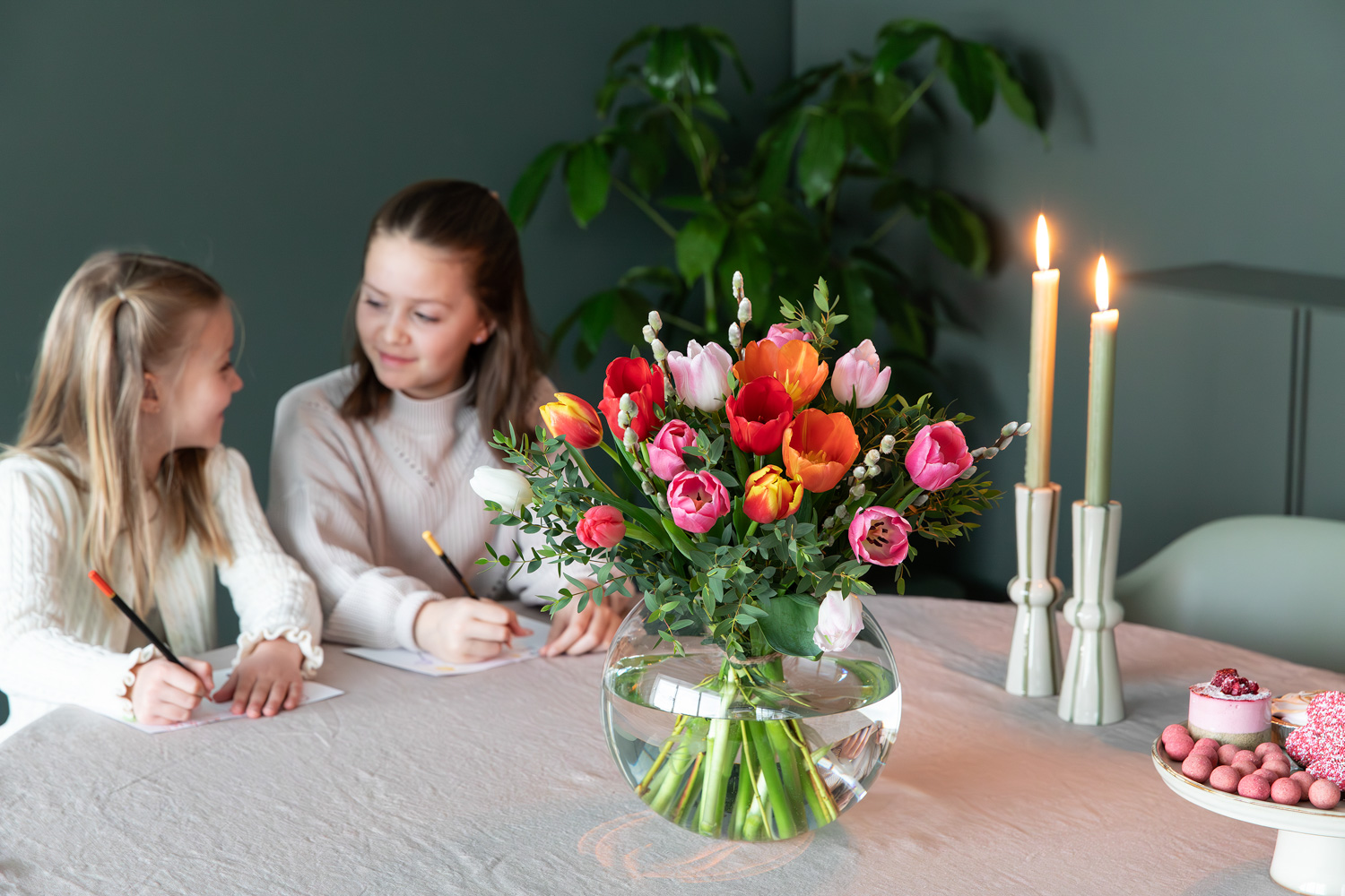 Overrask mamma med blomster på morsdagen